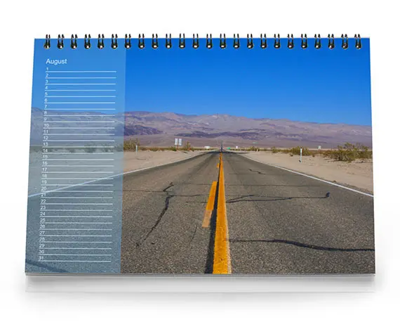 DerTischkalender zum Stellen im Kleinformat findet Platz in jeder Wohnung. Kein Platz an der Wand? Erstellen Sie Ihren individuellen Tischkalender einfach online.
